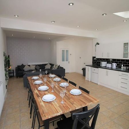 Large Modern House By Property Promise Cardiff Zewnętrze zdjęcie