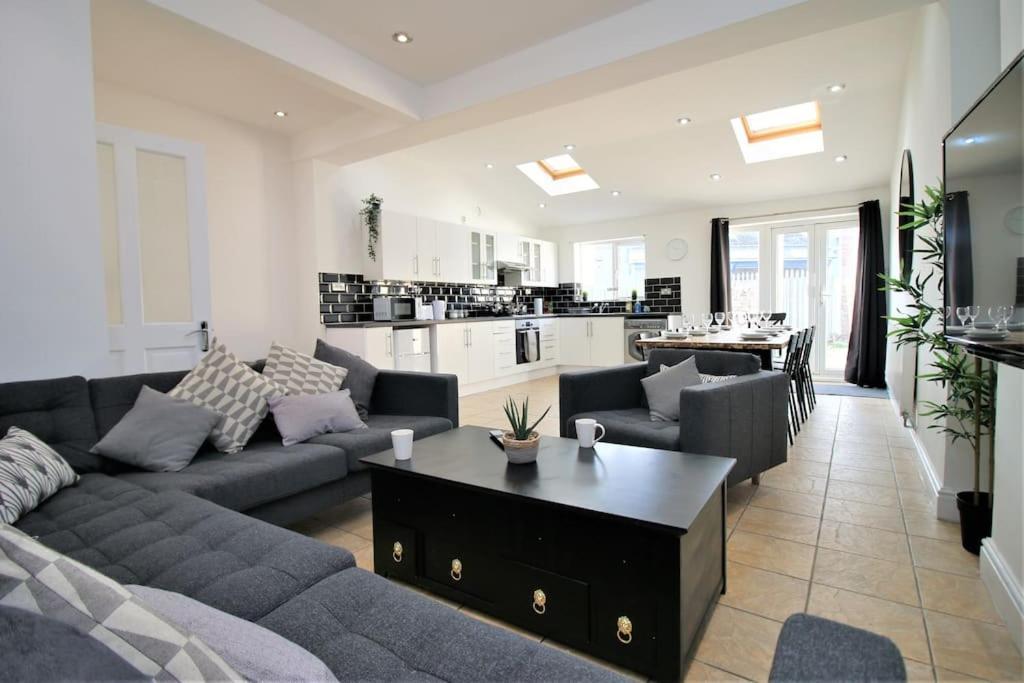 Large Modern House By Property Promise Cardiff Zewnętrze zdjęcie