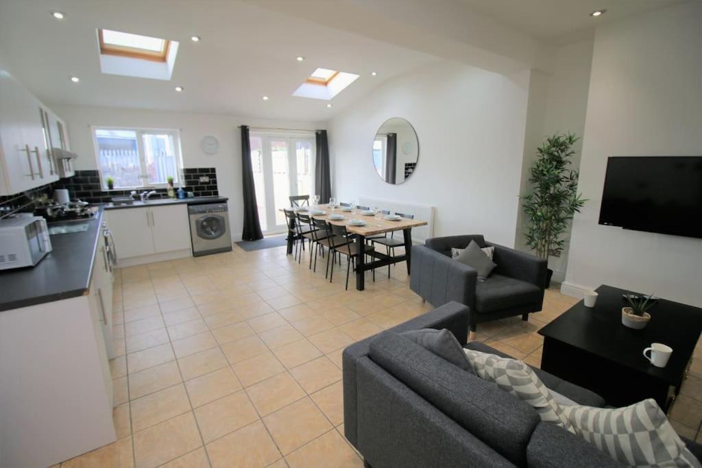 Large Modern House By Property Promise Cardiff Zewnętrze zdjęcie