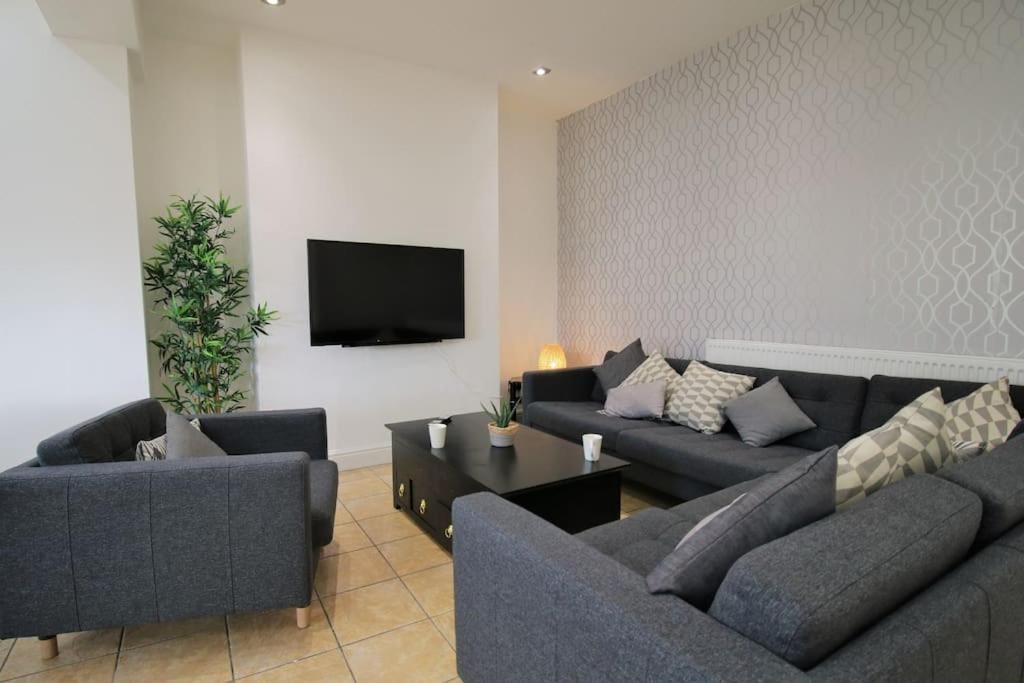 Large Modern House By Property Promise Cardiff Zewnętrze zdjęcie